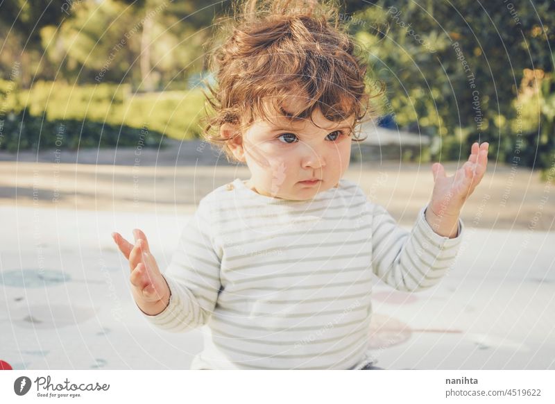 Natürliches Porträt eines einjährigen süßen Babys niedlich lockig im Freien wirklich bezaubernd sonnig Tag Park Natur natürlich Kleinkind Kind Säuglingsalter