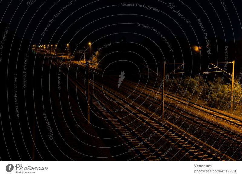 Beleuchtete Bahngleise bei Nacht in der Kleinstadt Luckenwalde in Deutschland Zuggleis Eisenbahnschienen Gleise Bahnanlage Eisenbahnsystem Bahnbetrieb