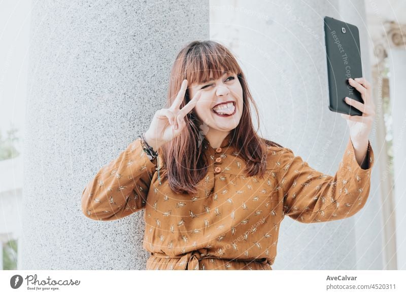 Junge Hipster-Frau in einem herbstlichen Kleid, die ein Selfie macht, während sie einen Videoanruf tätigt, Hipster glücklicher Tag, Freiheit und Freiheitskonzepte, rothaarige Frau, sozialer Netzwerkstil, Kopierraum