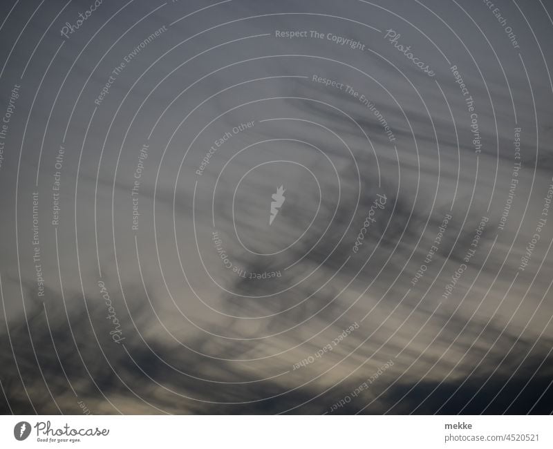 Ein künstlerisches Durcheinander von Wolken in der Dämmerung Himmel dunkel Licht Wetter zirren Cirrus uncinus Windscherung Natur Abend schleierwolken Schleier