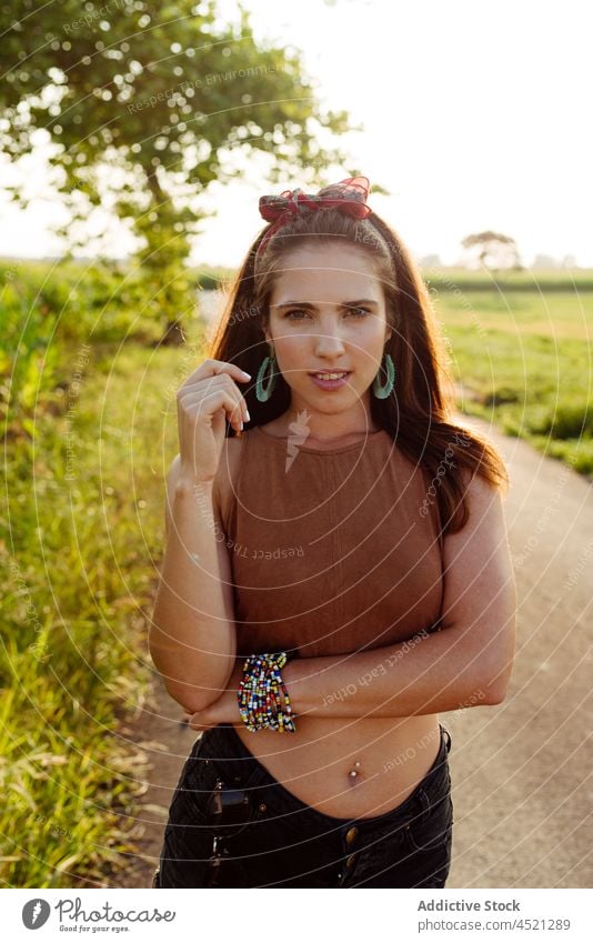 Schöne Brünette Mädchen in Sommerkleidung an einem sonnigen Tag standin Frau Bräune brünett Kaukasier Porträt Stehen Sommerzeit im Freien farbenfroh warm