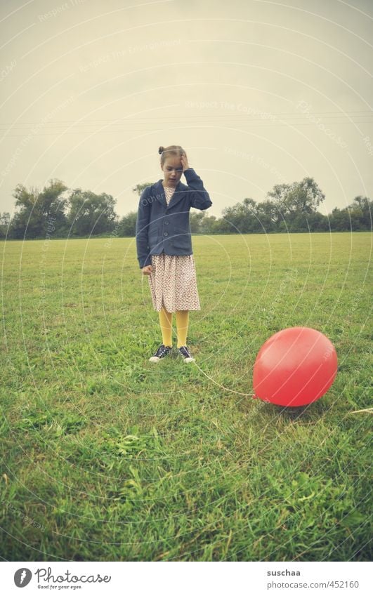 platzt er? feminin Kind Mädchen Kindheit Kopf Haare & Frisuren Gesicht 8-13 Jahre Umwelt Natur Landschaft Himmel Sommer Klima Gras Park Wiese Feld Denken grün