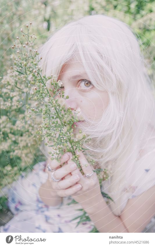 Künstlerisches und reizvolles Porträt einer Frau inmitten der Natur Wald Phantasie Fee filigran Albino Märchen feminin Weiblichkeit lange Haare weiß Kaukasier