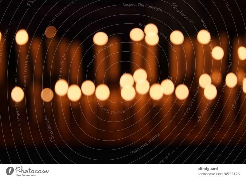 Ich kann schemenhaft bereits die Vorboten der nahenden Weihnachtszeit erkennen Kerzen leuchten Gedenken Erinnerung Hoffnung Trauer Bokeh orange gelb schwarz