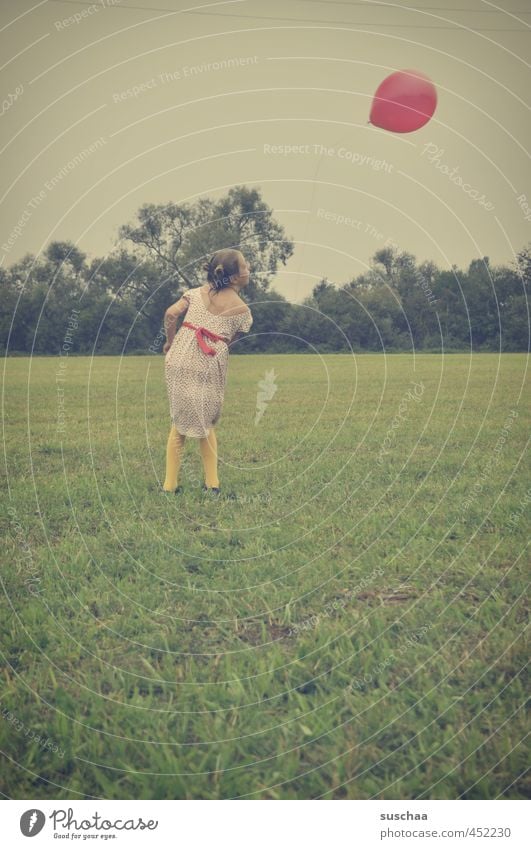 fliegen | soll er feminin Kind Mädchen Kindheit 1 Mensch 8-13 Jahre Umwelt Himmel Sommer Gras Wiese Feld sportlich wild Luftballon retro Luftverkehr Farbfoto