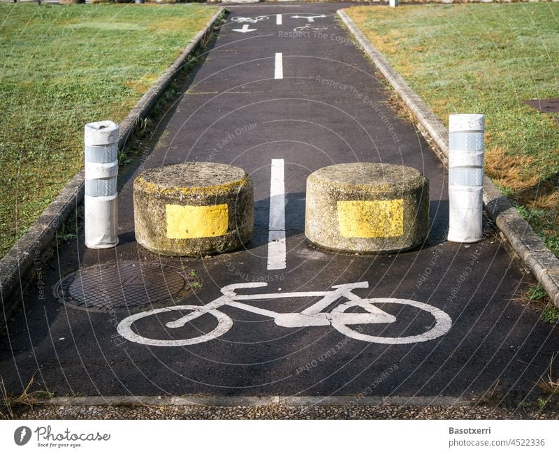 Blockierter Radweg blockiert Planung Verkehrsplanung gesperrt Vitoria Baskenland Spanien Außenaufnahme Menschenleer Stadt Straße niemand Stadtzentrum Asphalt