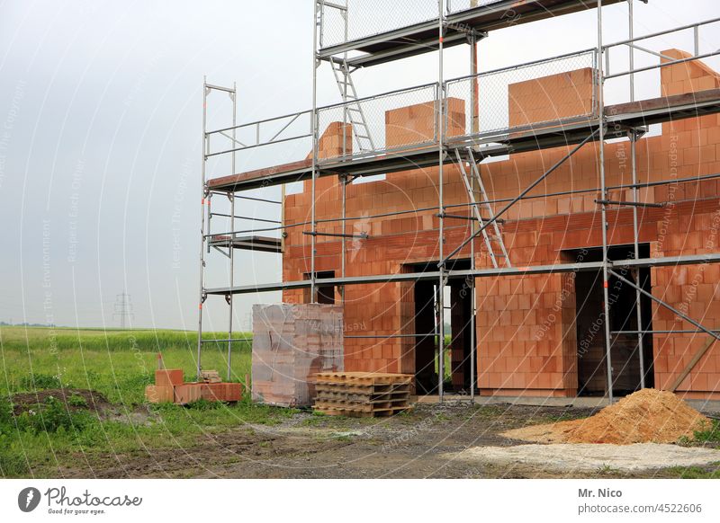 Rohbau Neubau Baustelle Haus bauen Gerüst Neubaugebiet Baugerüst Architektur Material rohbau Handwerker Paletten Vorstadt Arbeit & Erwerbstätigkeit Bauwerk