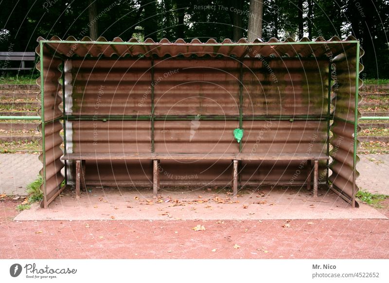 Wellblechhütte Bretterbude Ersatzbank Auswechselbank Freizeit & Hobby Sportplatz Auswechseln Sportstätten Fußballplatz Bank Wetterschutz Reserve Bankdrücker