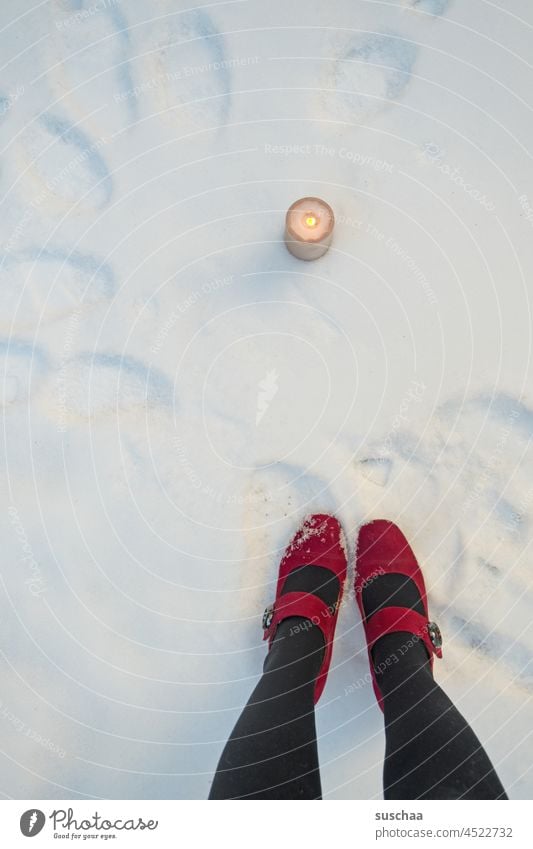 brennende kerze im schnee, dazu rotbeschuhte frauenbeine Frau stehend Beine Füße Schuhe Damenschuhe weiblich Winter Schnee Kerze brennende Kerze skurril kalt