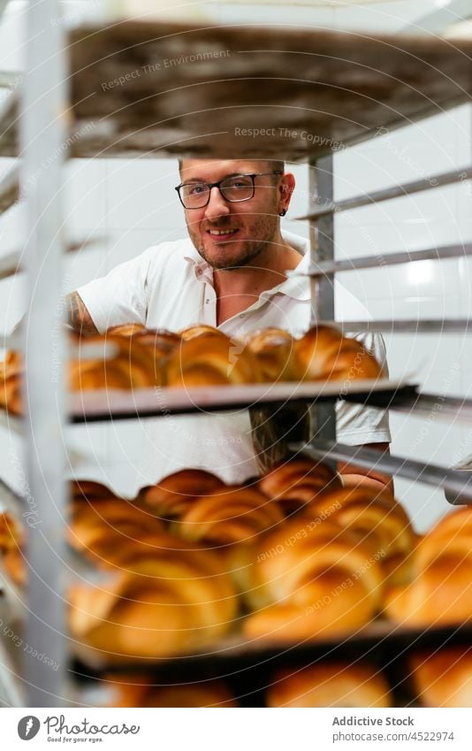 Männlicher Zuckerbäcker backt Kuchen in der Küche Mann Croissant geschmackvoll Gebäck lecker Lebensmittel Bäckerei selbstgemacht Tablett gebacken süß frisch