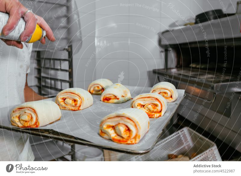 Bäckerin bereitet Gebäck in der Küche vor Küchenchef Koch lecker vorbereiten Dessert Prozess geschmackvoll frisch Lebensmittel Tablett Bäckerei kulinarisch