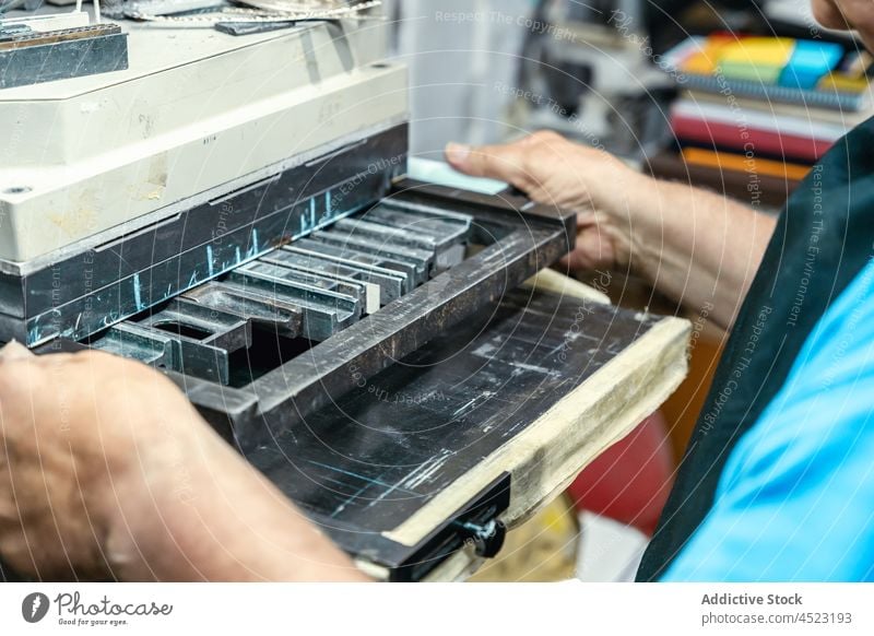 Anonymer Obermeister bei der Vorbereitung des Buchdruckkartons in der Werkstatt Mann Arbeit Hobelbank Rahmen drucken Brief Gerät Kunstgewerbler altehrwürdig