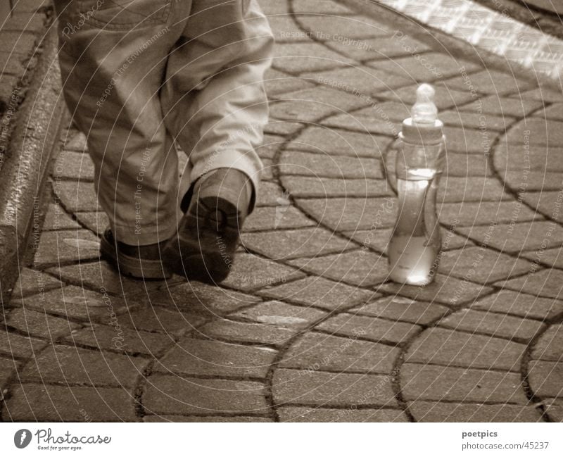 ... immer mit dabei Kind Kleinkind Schuhe Saft Alkohol Flasche Sepia Fuß Detailaufnahme