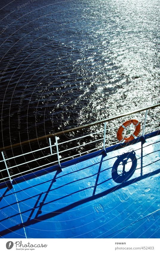 rettungsring Sonne Sonnenlicht Wellen Küste Meer Wärme Wasserfahrzeug Schifffahrt Kreuzfahrt schimmern Schatten Kreis Rettungsring sommerlich Geländer Farbfoto