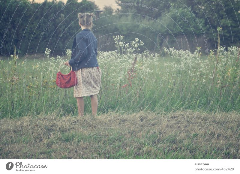 rotkäpp .. äh täschchen feminin Mädchen Junge Frau Jugendliche Kind Kindheit Kopf Haare & Frisuren 8-13 Jahre Umwelt Natur Sommer Blume Gras Wiese Feld Romantik