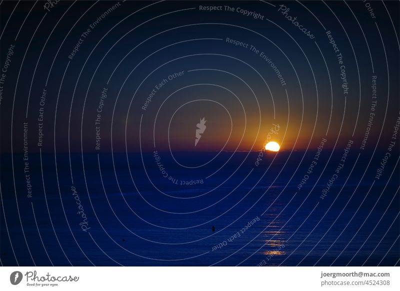 Sonnenuntergang am Meer in Frankreich. Wasser Wellen Abenddämmerung Wolken Himmel Horizont Außenaufnahme blau Sommer orange