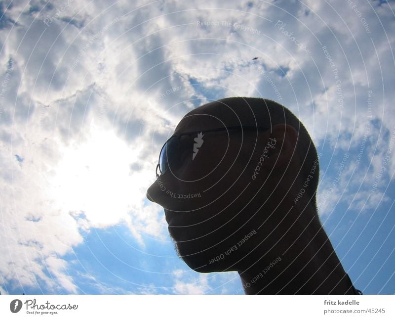 Warten Gegenlicht Wolken Sonnenbrille Glatze Mann Himmel