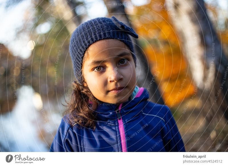 Mädchen mit Mütze Kind Mädchenportrait Mensch Porträt Farbfoto Blick Blick in die Kamera Lächeln Tag Gesicht 3-8 Jahre Außenaufnahme Kopf Herbst Birke