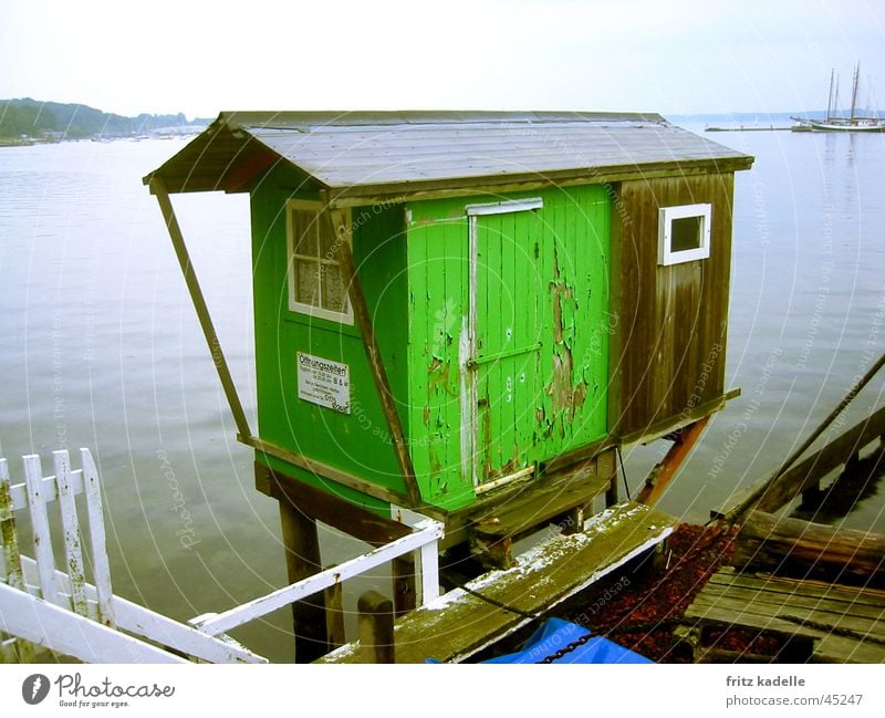 bei Regen geschlossen grün Schifffahrt Hütte Wasser Hafen alt