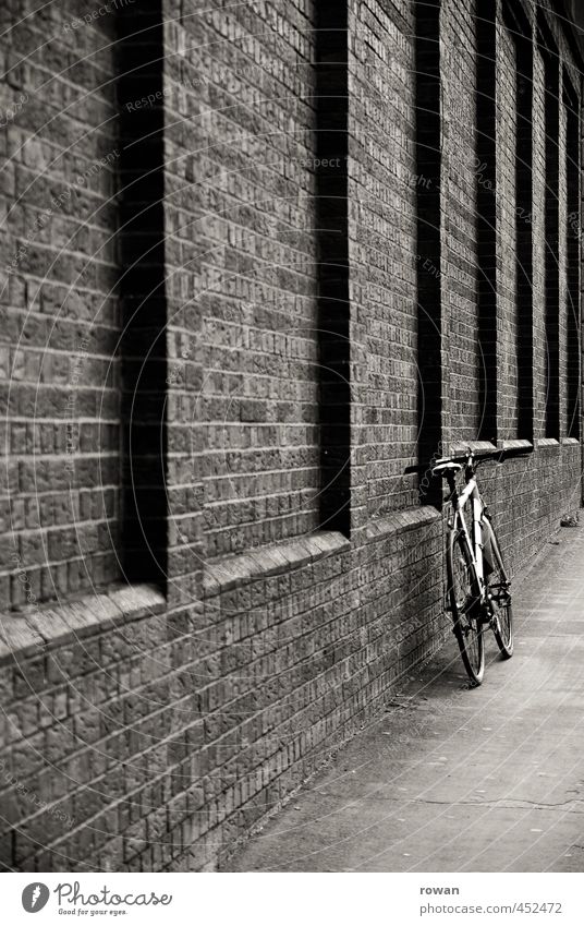 angelehnt Mauer Wand Fassade Verkehr Verkehrsmittel Verkehrswege Personenverkehr Fahrradfahren Straße Wege & Pfade entdecken Backstein Backsteinwand anlehnen