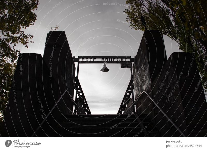 Rote Brücke im Gegenlicht am sonnigen Tag Aufgang Baudenkmal Himmel Bauwerk Kontrast Silhouette Bezeichnung Wort Schatten Hintergrund neutral