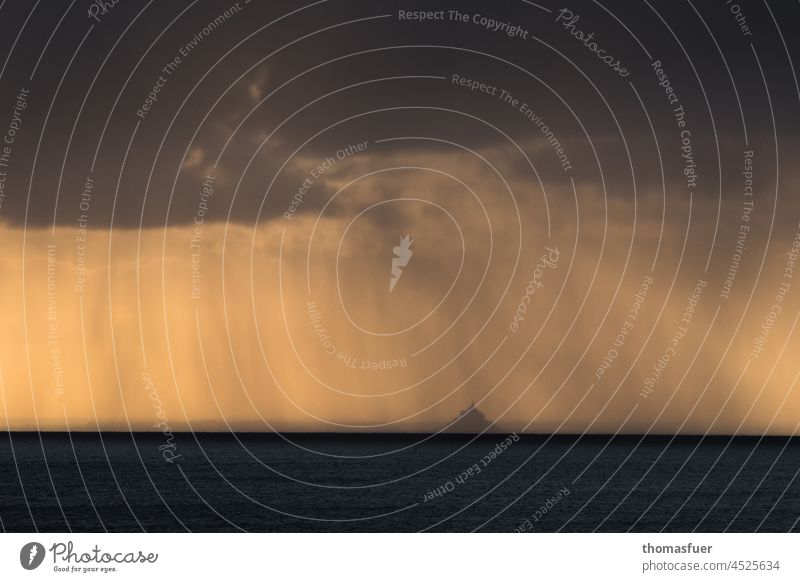 Mont Saint- Michel, Klosterberg in der Ferne in Nebel und Regen Atlantik Herbst Textfreiraum oben Farbfoto Sonne Himmel Horizont Ferien & Urlaub & Reisen Küste
