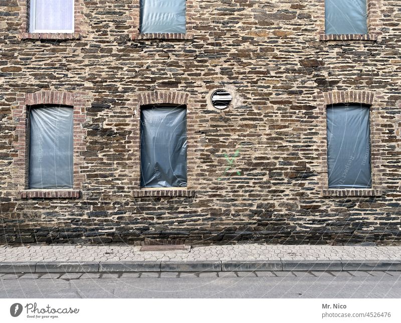 Altbausanierung Fassade Haus Fenster Architektur Gebäude Straße Bürgersteig Folie Bauwerk Menschenleer Altbauwohnung trist abgeklebt Renovierung Umbau Plane