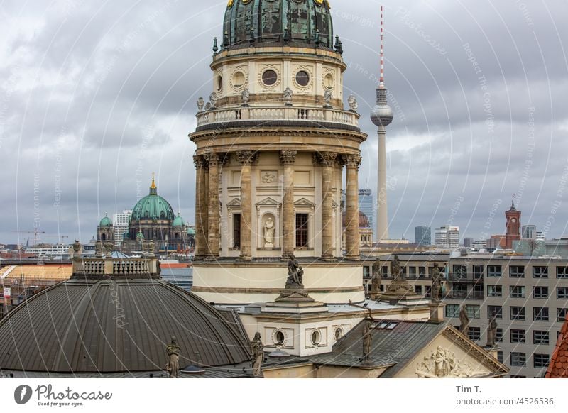 der Deutsche Dom Fernsehturm Berlin Mitte Deutscher Dom Gendarmenmarkt Herbst Berliner Dom Hauptstadt Architektur Berliner Fernsehturm Sehenswürdigkeit