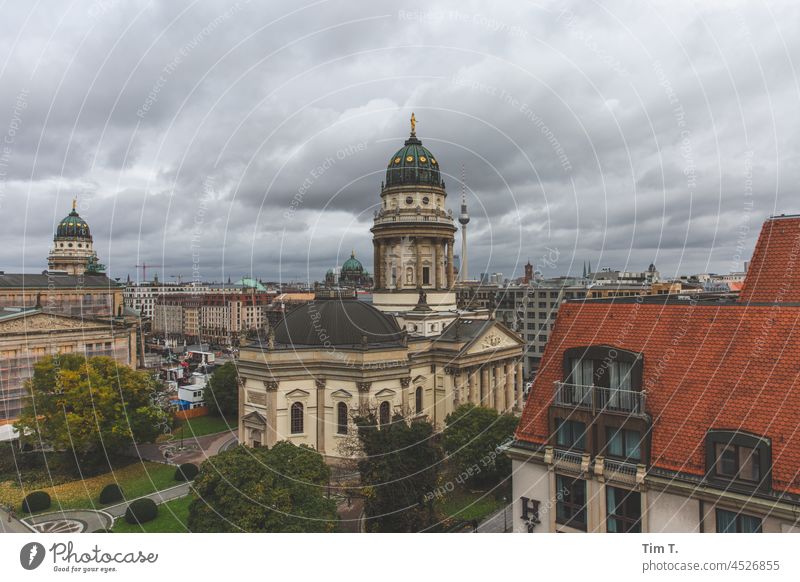 Gendarmenmarkt Berlin Deutscher Dom Fernsehturm Mitte Hauptstadt Architektur Sehenswürdigkeit Außenaufnahme Farbfoto Stadtzentrum Kirche Berliner Fernsehturm