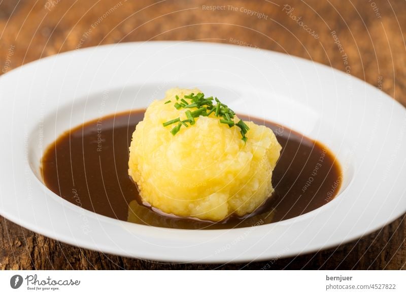 Kloß mit Soß Kartoffelknödel Fränkisch frisch Bayern Mahlzeit Essen Bayerisch Deutsch Küche gekocht Kochen Knödel Teller Hintergrund Scheibe weiß kulinarisch