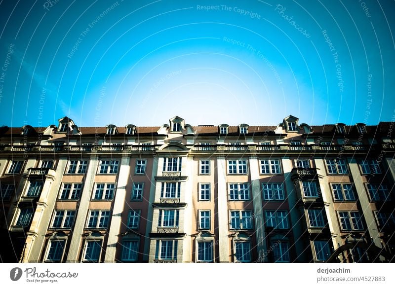 Alte Häuserzeile - Architektur - in der Stadtmitte von Dresden bei wunderschönen blauen Himmel ohne Wolken. häuser Gemäuer architektur Gebäude historisch