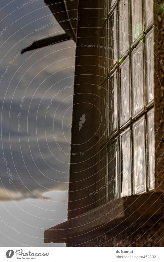 Fenster aus Glasfließen gegen den bedeckten Himmel Glasbaustein Wand Mauer Fassade Menschenleer Farbfoto Außenaufnahme Tag Haus Gebäude Bauwerk Architektur