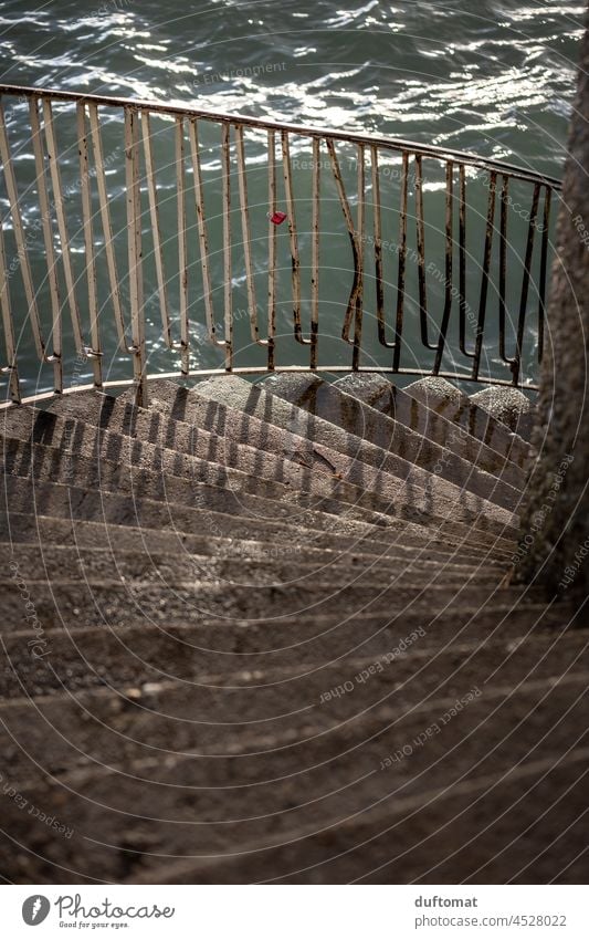 Treppenstufen mit Geländer führen hinab zum Wasser Stufe Stufen Wassser Bodensee Architektur Treppengeländer abwärts Treppenabsatz Abstieg treppenabsatz