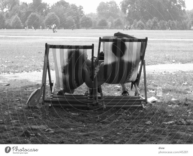 Love in Hyde Park Partnerschaft England Zusammensein Wiese Liegestuhl Ferien & Urlaub & Reisen Tourist Asians Paar Schwarzweißfoto sitzen b/w liegen break