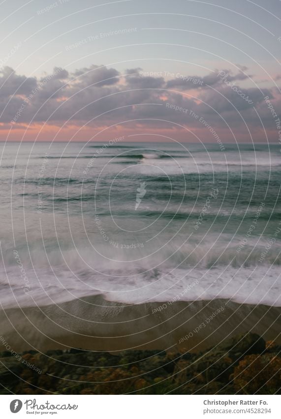 Meer in Bewegung. Near Biarritz, France. Sonnenlicht Filmlook Spreebogen Tourismus Stadtzentrum Wahrzeichen Dämmerung Licht warm Bundestagswahlen