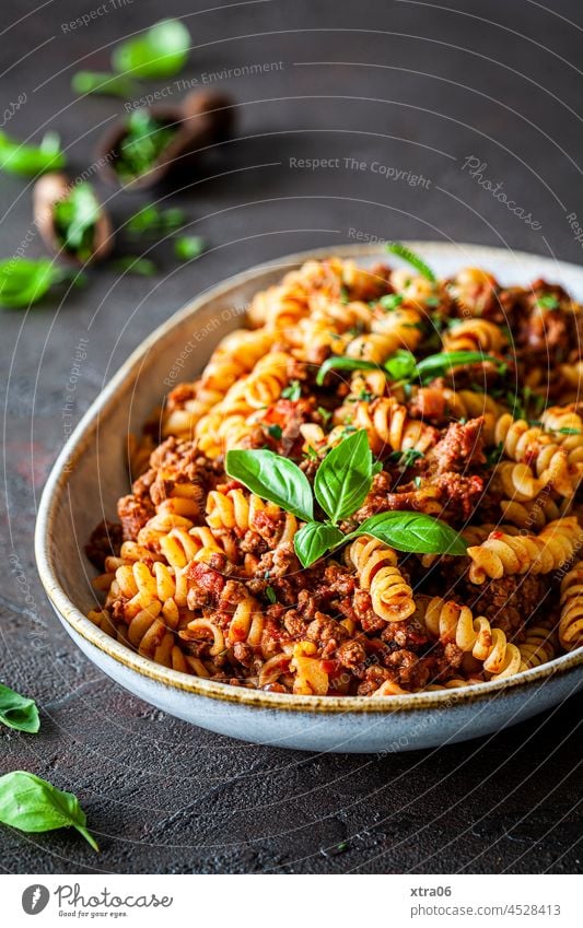 Bolognese und Nudeln Hackfleisch soulfood Essen Abendessen lecker Mahlzeit Mittagessen Teller Pasta Fleisch Basilikum Italienisch Rindfleisch