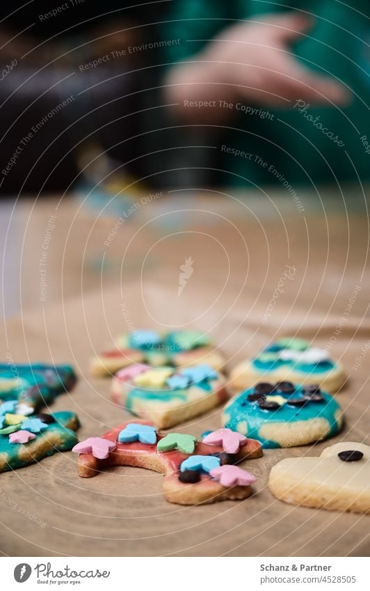 Weihnachtsplätzchen mit Zuckerguss auf Backpapier Dekoration Plätzchen Weihnachtsgebäck Plätzchen ausstechen backen süß zusammen Plätzchenteig Weihnachten