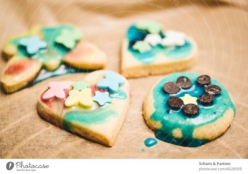 Weihnachtsplätzchen mit Zuckerguss Dekoration Plätzchen Weihnachtsgebäck Plätzchen ausstechen backen süß zusammen Plätzchenteig Weihnachten Feiertage Kindheit