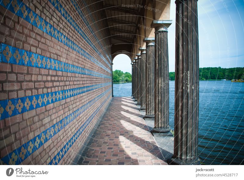 umsichtiger Arkadengang an sommerlicher Havellandschaft Kirche Architektur historisch Bogen Säule Fluss Ufer Stil Sommer Weltkulturerbe Christentum Ordnung