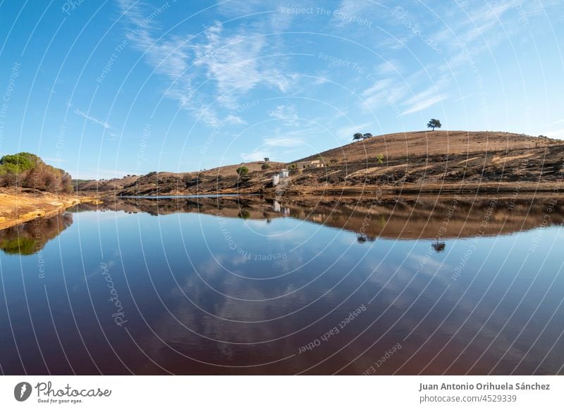 Landschaft, die sich in den Gewässern des Rio Tinto spiegelt, Huelva, Spanien Natur schön Schönheit Schönheit in der Natur rio tinto Fluss See Umwelt natürlich