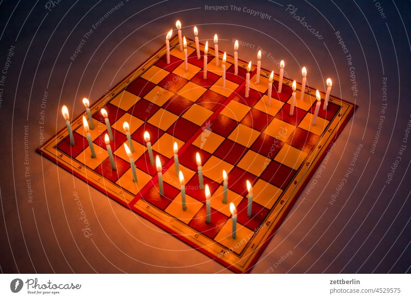 Schach im Advent brand brennen dame damebrett dunkel feuer hell kerze leuchten licht schach schachbrett schachfeld spiel spielfeld spielzug stearin wachskerze