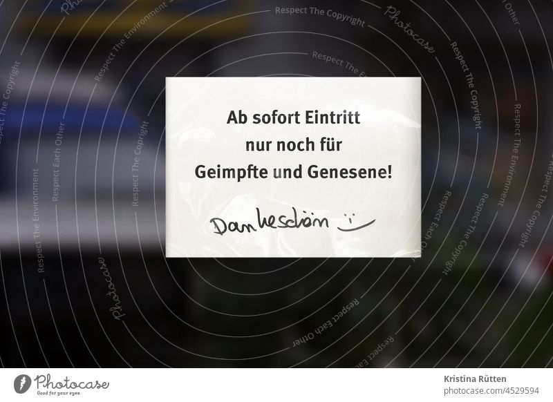 nur geimpfte und genesene dankeschön eintritt 2G zettel hinweis info fenster schutzmaßnahme regelung zutritt einlass business gastronomie kneipe bar cafe