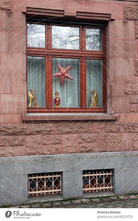 nußknacker, engel und weihnachtsstern im fenster weihnachtsdekoration weihnachten weihnachtlich weihnachtszeit advent adventszeit vorfreude festlich nostalgisch