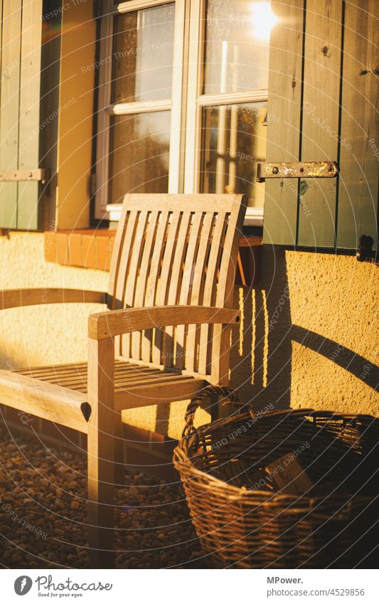 platz an der sonne Stuhl Sonnenlicht Fenster Haus holzkorb feuerholz fensterläden Sitzecke sitzplatz sonnenplatz Fensterladen Fassade Wand Außenaufnahme