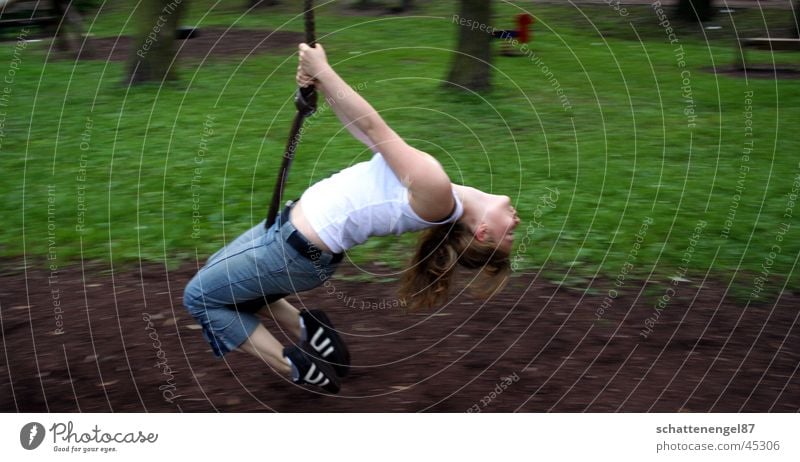 *geschwindigkeit* Geschwindigkeit grün braun Spielplatz Schaukel genießen hängen Schuhe Frau Mensch Haare & Frisuren Arme angewinkelt