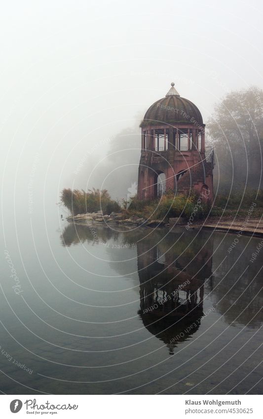 Tempelchen am Flückigersee in Freiburg, im Novembernebel, spiegelt sich im Wasser. Rosengarten Nebel Spiegelung Tageslicht grau braun trüb Bedrückend Stufen