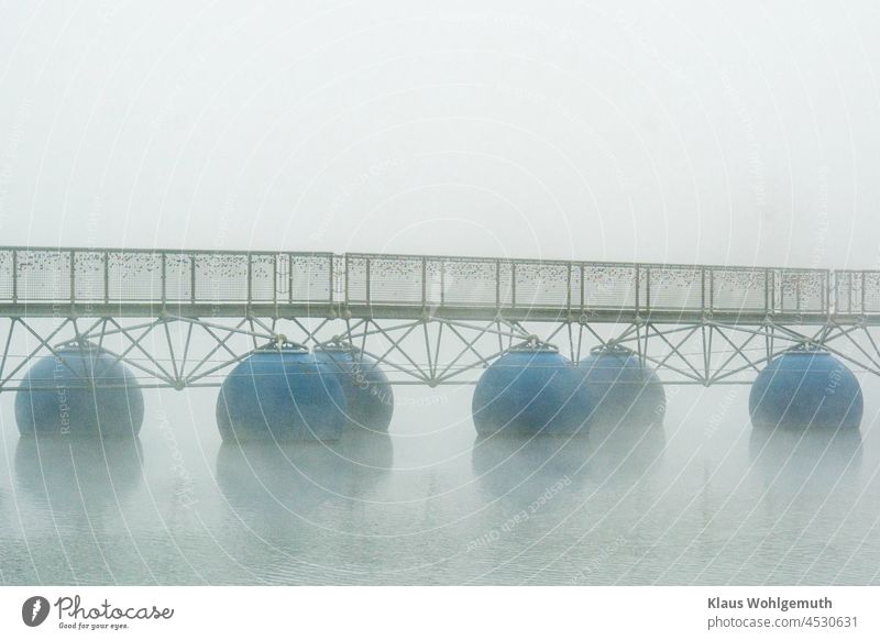 Interessante Pontonbrücke im Flückigersee im Novembernebel Brücke Flückiger See Rosengarten Freiburg im Breisgau Novemberstimmung Wasser Nebel Nebelschleier