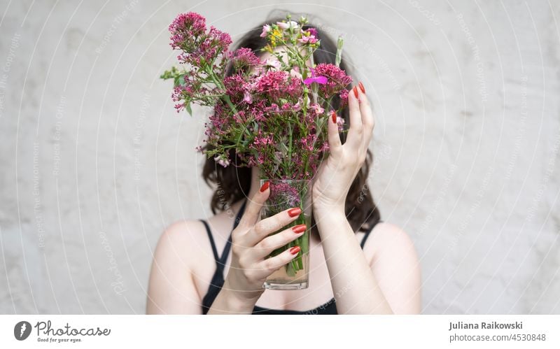 Frau mit Blumenstrauß vorm Gesicht brünett Farbe Hochzeit Braut brautjungfer Feier Geschenk Flora Schönheit farbenfroh Liebe geblümt romantisch frisch Duft