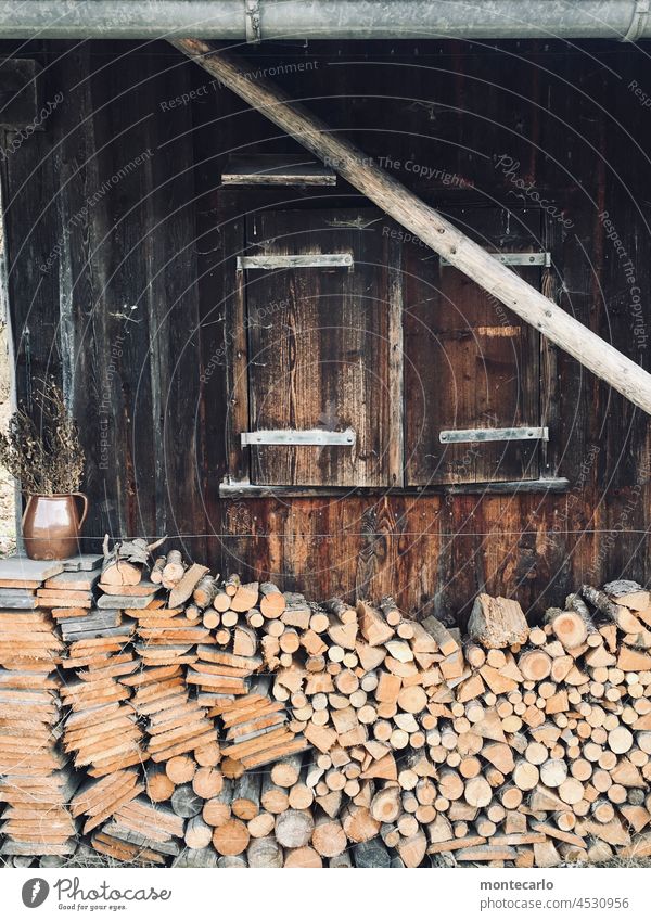 Holz vor der Hütte Holzhütte rustikal Holzstruktur Patina braun alt Fassade Holzwand Holzhaus Fensterladen Hüttenzauber Menschenleer Holzbauweise Allgäu