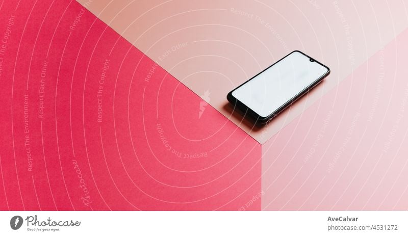 Minimalistische Handy leeren Bildschirm mit Kopie Raum, schwimmende Telefon, bunten Hintergrund mit Kopie Raum, Technologie minimal, flach Mock up Bild, Social Network Ad Banner Art Bild, Primärfarben